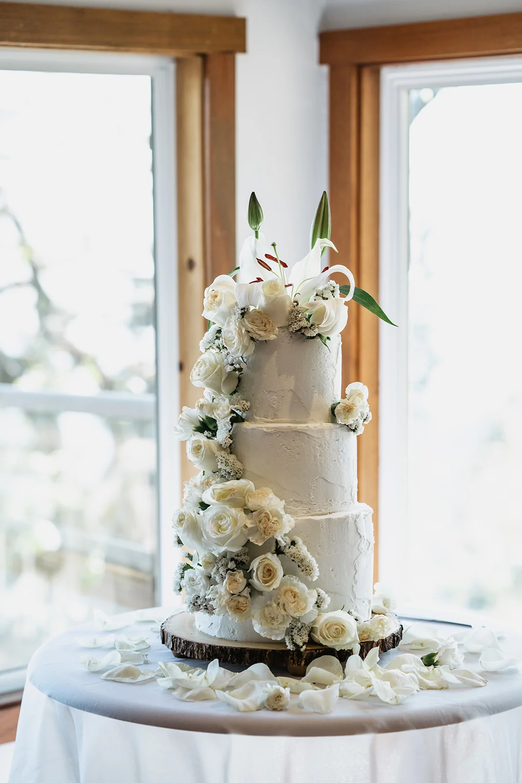 the sky view inn wedding cake white flowers